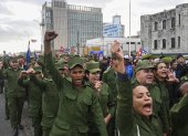 Aspirantes a militares marchan por los caídos en operación estadounidense en Cuba.