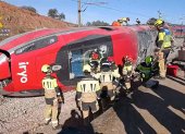 Bomberos trabajan en la cabecera del tren Iryo que descarriló ayer e impactó contra un Alvia, dejando al menos 39 víctimas mortales.