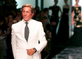 Valentino Garavani al cierre de uno de sus desfiles, símbolo eterno de la elegancia italiana
