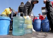 Referencia. Los tanqueros recorren los barrios para abastecer de agua a diferentes sectores de Quito.