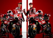 La nueva Ducati GP26 con la que Márquez (d) buscará revalidar el título.