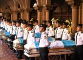 Integrantes de la Policía de Guatemala participan en las honras fúnebres por los nueve agentes asesinados, en Ciudad de Guatemala (Guatemala).