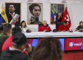 Ministro Diosdado Cabello (c) hablando durante una rueda de prensa este lunes, en Caracas (Venezuela).