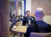 El exfutbolista inglés David Beckham habla en una cabina de pódcast durante la 56.ª edición del Foro Económico Mundial (WEF) en Davos, Suiza, el 20 de enero de 2026.
