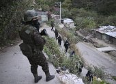 Soldados del Ejército de Guatemala y policías patrullan una calle del barrio Nueva Jerusalén durante el estado de emergencia declarado por el gobierno en la Ciudad de Guatemala el 20 de enero de 2026.