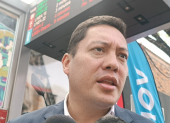 El alcalde de Cuenca, Cristian Zamora, ofrece declaraciones ante la prensa en un espacio urbano, mientras crece la preocupación ciudadana por el aumento de la violencia en la ciudad.