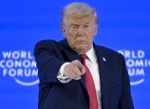 El presidente de EE.UU., Donald Trump, gesticula este miércoles tras su discurso especial en la 56ª reunión anual del Foro Económico Mundial en Davos (Suiza).
