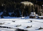 El helicóptero Marine One que lleva al presidente de EE.UU., Donald Trump,al llegar a la 56ª reunión anual del Foro Económico Mundial en Davos (Suiza).