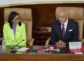 El presidente de la Asamblea Nacional, Jorge Rodríguez (d) habla junto a la presidenta encargada de Venezuela, Delcy Rodríguez,
