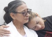 Rita Lucas recibe el consuelo de su otro hijo tras la muerte de Juan Gregorio Garcés Lucas.