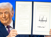 El presidente de Estados Unidos, Donald Trump, sostiene una carta fundacional firmada en la reunión de la "Junta de la Paz".