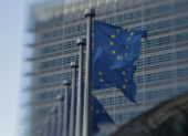 Banderas de la Unión Europea frente a la sede de Bruselas, en el marco de la reunión de líderes para revisar estrategias ante las tensiones con Estados Unidos.