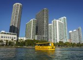 Fotografía cedida por la Ciudad de Miami Beach que muestra un taxi acuático en Miami (EE.UU.)