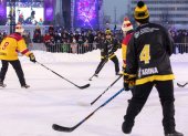 Un equipo de hockey juega sobre estanques en la plaza del mercado de Oulu, Finlandia, el 17 de enero de 2026.