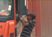 Este sujeto amenaza a los conductores en la vía Perimetral. Su accionar fue captado por la cámara de TC Televisión.