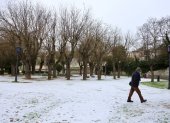 Un hombre camina a lo largo de un parque cubierto de nieve en la ciudad española de Zamora, este viernes 23 de enero de 2026.