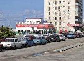 Vehículos haciendo fila para abastecerse de combustible este 21 de enero de 2026, en La Habana (Cuba).