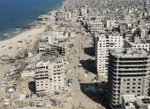Una vista aérea muestra el área dañada por la guerra que rodea el puerto de la ciudad de Gaza el 20 de octubre de 2025, durante un alto el fuego