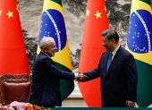 Fotografía del presidente de china, Xi Jinping (d), junto a su homólogo brasileño, Luiz Inacio Lula da Silva (i).