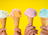 Los helados son una opción ideal para pasar el calor y disfrutar con amigos o familia.