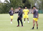 El estratega venezolano César Farías (c) estuvo atento para corregir las fallas de los jugadores de Barcelona en el penúltimo entrenamiento en el complejo de Puembo.