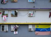 Venezuela. Afiche­s de campaña que muestran al destituido presidente venezolano Nicolás Maduro cuelgan de las ventanas de un complejo de viviendas construido por el Estado.