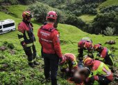 Los bomberos rescataron a dos personas que quedaron atrapadas en el furgón.