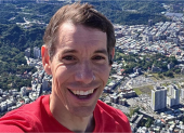 Alex Honnold escala el Taipei 101 únicamente con sus manos.