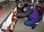 Los inspectores de Arcsa revisan que los restaurantes y otros establecimientos cumplan con las medidas sanitarias adecuadas para sus clientes.