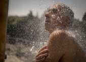 En la imagen de archivo, un hombre se refresca en una ducha en las termas de A Chavasqueira, en Ourense, España.