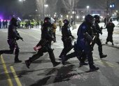 Policías enfrentan manifestantes afuera de un hotel en Minneapolis, Minnesota (EE.UU.).