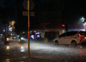 Referencial. Conducir bajo la lluvia en Ecuador exige precaución: el mantenimiento vehicular y la velocidad adecuada son claves para evitar choques.