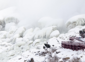 Las Cataratas del Niágara se congelan parcialmente en medio de temperaturas extremas de hasta -30 grados.