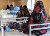 Esta fotografía, tomada el 8 de enero de 2026, muestra a mujeres afganas con sus hijos desnutridos en un hospital de Herat.