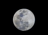 Fotografía que muestra la luna llena.