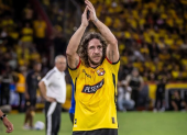 El español Carles Puyol (c) fue el último en visitar el Monumental en una Noche Amarilla.