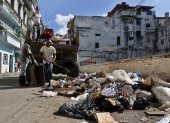 Fotografía del 22 de enero de 2026 que muestra un grupo de personas recogiendo basura en una calle, en La Habana (Cuba)