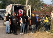Integrantes de la Cruz Roja Mexicana llegan a la zona donde se cometió un ataque armado este domingo (México).