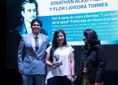 Jonathan Palma y Flor Layedra reciben el premio Eugenio Espejo.