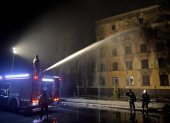 Bomberos ucranianos extinguen un fuego en un edificio atacado por Rusia en una imagen de archivo.