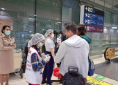Funcionarios de salud en Tailandia controlan la temperatura de pasajeros internacionales en el aeropuerto de Suvarnabhumi, Bangkok.