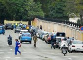 Una larga fila de carros esperan para abastecerse de combustible este viernes 30 de enero de 2026 en La Habana.