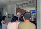 Habitantes de Santa Elena acudieron a las oficinas de Aguapen para reclamar por el costo de la planilla.