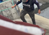 El ataúd fue retirado del agua por la Policía.