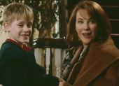 Macaulay Culkin y Catherine O’Hara en una escena de Home Alone, clásico del cine familiar.