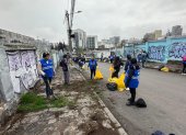 Más de 60 personas participaron en una jornada de trabajo comunitario para limpiar un punto crítico de contaminación en las calles Caracas y Versalles.
