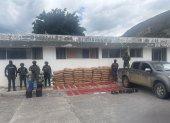 El Ejército ecuatoriano decomisó 1.038 tacos de dinamita y varios insumos químicos.