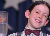 Bug Hall, Alfalfa de Pequeños Traviesos, vive en Arkansas con su familia tras hacer un voto de pobreza.