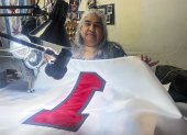 La costurera mexicana Estela Parra con uno de los estandartes.