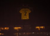 El homenaje a Mario Pineida y su camiseta número 2 en la Noche Amarilla.